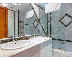 Espaciosa y moderna, con jardín y piscina privada en Aucanada