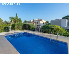 Espaciosa y moderna, con jardín y piscina privada en Aucanada