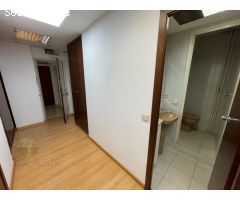 Se alquila oficina de 71 m² en planta entresuelo en plena Travessera de les