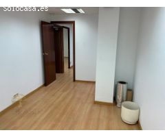 Se alquila oficina de 71 m² en planta entresuelo en plena Travessera de les