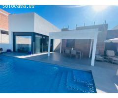 Exclusivo chalet de estilo moderno en primera línea del campo de golf La Finca