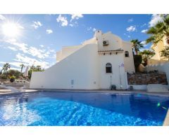 SUPER VILLA INDEPENDIENTE EN ESQUINA CON PISCINA INFINITY PRIVADA Y VISTAS