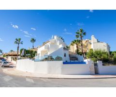 SUPER VILLA INDEPENDIENTE EN ESQUINA CON PISCINA INFINITY PRIVADA Y VISTAS