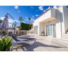SUPER VILLA INDEPENDIENTE EN ESQUINA CON PISCINA INFINITY PRIVADA Y VISTAS