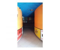 Se vende bajo comercial