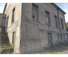 Se vende casa con finca en A Barqueira