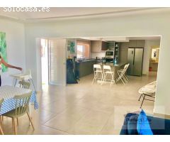 Se vende Bungalow de 3 dormitorios con aparcamiento y vistas al mar en San