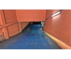 Plaza Parking para coche grande