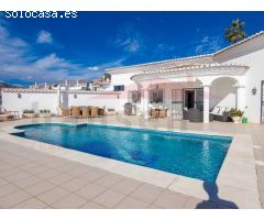 Lujosa villa con piscina de agua salada y vistas al mar