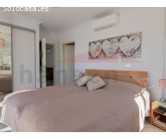 Lujosa villa con piscina de agua salada y vistas al mar