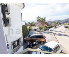 Lujosa villa con piscina de agua salada y vistas al mar