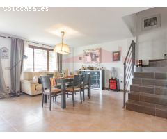 Chalet en Venta con Vistas al Mar, Solárium Privado, Jardín y Piscina