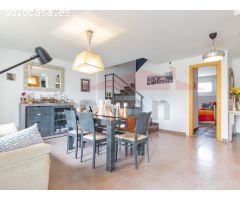 Chalet en Venta con Vistas al Mar, Solárium Privado, Jardín y Piscina