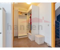 Chalet en Venta con Vistas al Mar, Solárium Privado, Jardín y Piscina