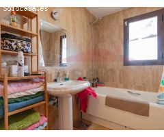 Chalet en Venta con Vistas al Mar, Solárium Privado, Jardín y Piscina