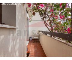 Chalet en Venta con Vistas al Mar, Solárium Privado, Jardín y Piscina