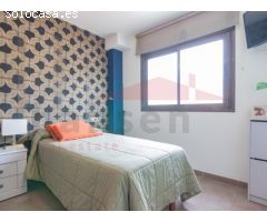 Chalet en Venta con Vistas al Mar, Solárium Privado, Jardín y Piscina
