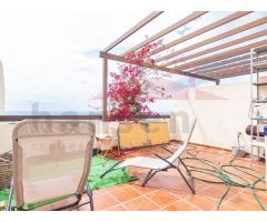 Chalet en Venta con Vistas al Mar, Solárium Privado, Jardín y Piscina
