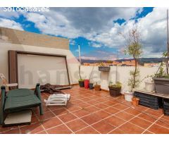Chalet en Venta con Vistas al Mar, Solárium Privado, Jardín y Piscina