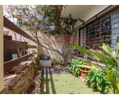 Chalet en Venta con Vistas al Mar, Solárium Privado, Jardín y Piscina