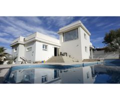 FANTÁSTICA VILLA CON PISCINA PRIVADA, JARDÍN Y SEMI SÓTANO EN CIUDAD QUESADA