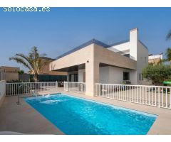 Moderna villa con solárium, sótano y piscina privada, cerca de la playa en La