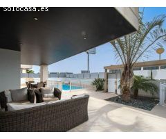 Moderna villa con solárium, sótano y piscina privada, cerca de la playa en La