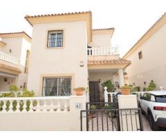 Villa Independiente en Playa Flamenca con Piscina Comunitaria