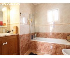 Villa Independiente en Playa Flamenca con Piscina Comunitaria