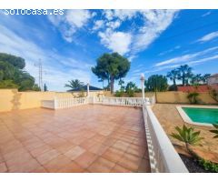 AMPLIO Y LUMINOSO CHALET INDEPENDIENTE CON UN PRECIOSO JARDÍN DE CASI 1.500 M²