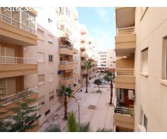 AMPLIO APARTAMENTO DE 2 DORMITORIOS EN EL CENTRO DE TORREVIEJA CON PISCINA