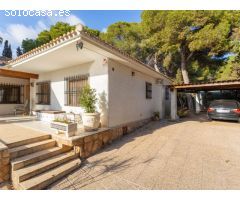 Fantástica villa con gran parcela y piscina privada cerca del mar en Campoamor