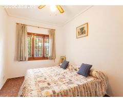 Fantástica villa con gran parcela y piscina privada cerca del mar en Campoamor