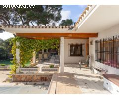 Fantástica villa con gran parcela y piscina privada cerca del mar en Campoamor