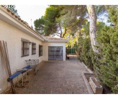 Fantástica villa con gran parcela y piscina privada cerca del mar en Campoamor