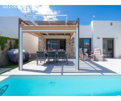 VILLA MODERNA CON 3 DORMITORIOS Y 2 BAÑOS - PISCINA PRIVADA CLIMATIZADA DE AGUA