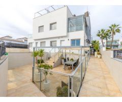 Casa orientada al sur con 3 dormitorios y azotea en Orihuela Costa
