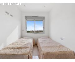 Casa orientada al sur con 3 dormitorios y azotea en Orihuela Costa