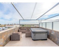 Casa orientada al sur con 3 dormitorios y azotea en Orihuela Costa
