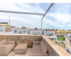 Casa orientada al sur con 3 dormitorios y azotea en Orihuela Costa