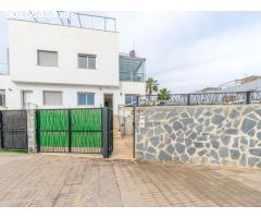 Casa orientada al sur con 3 dormitorios y azotea en Orihuela Costa