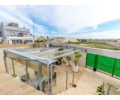 Casa orientada al sur con 3 dormitorios y azotea en Orihuela Costa
