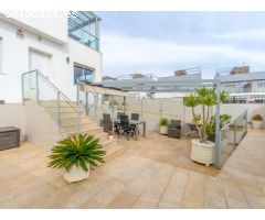 Casa orientada al sur con 3 dormitorios y azotea en Orihuela Costa