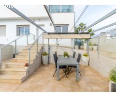 Casa orientada al sur con 3 dormitorios y azotea en Orihuela Costa
