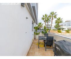 Casa orientada al sur con 3 dormitorios y azotea en Orihuela Costa