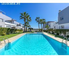 Casa orientada al sur con 3 dormitorios y azotea en Orihuela Costa