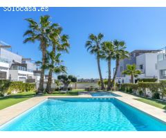 Casa orientada al sur con 3 dormitorios y azotea en Orihuela Costa