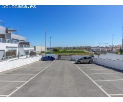Casa orientada al sur con 3 dormitorios y azotea en Orihuela Costa