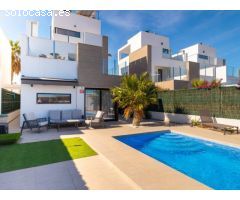 Preciosa villa en venta en El Raso