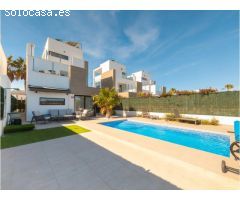 Preciosa villa en venta en El Raso